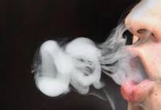 Asyik hisap ganja saat...