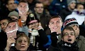 Ribuan fans pakai topeng...