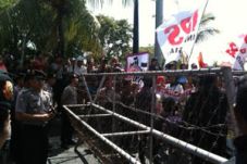 Barikade polisi hadang...