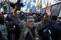 Demonstran Ukraina serukan...