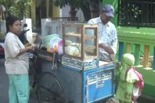 Penjual pentol nekat...