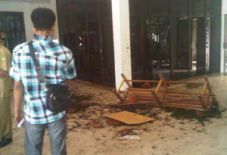 300 buruh mengamuk,...