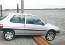 Avanza masuk sungai...