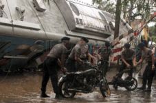 Bangkai kereta &...