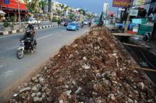 Tumpukan tanah ancam...