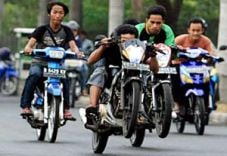 Puluhan anggota geng...