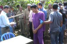 Polisi bongkar makam,...