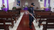 Petugas sisir gereja