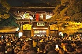Warga Jepang berkimono...