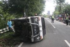 Minibus terguling, nyaris...
