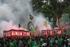 Bonek kepung Surabaya,...