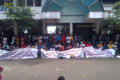 Diusir, demo berlanjut...