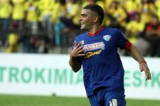 Arema sukses tahan imbang...