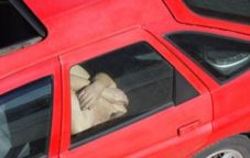 Tidur di mobil, orangtua...