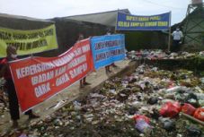 Warga tutup paksa TPS...