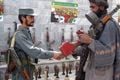 Komandan Taliban serahkan...