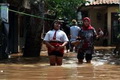 Tanggul jebol, Warga...
