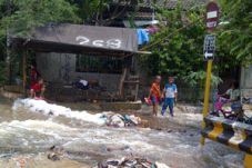 Tanggul di Ciledug jebol,...