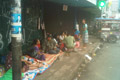 Warga Kampung Pulo mengungsi...