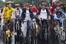 Lorenzo senang bersepeda...
