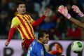 Dua gol Messi pecundangi...