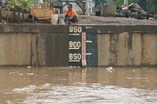 Debit air 940 cm, Manggarai...
