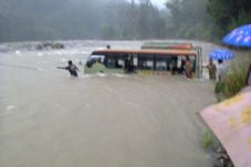 Banjir NTT hanyutkan...
