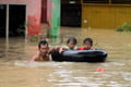 Ibu-ibu tembus banjir...
