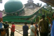 Masjid roboh diguncang...