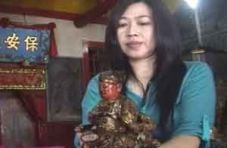 Puluhan patung dewa...