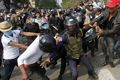 Polisi & demonstran...