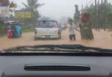 Tanggul jebol, belasan...