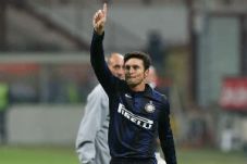 Javier Zanetti belum...