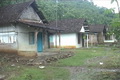 Bukit mulai retak, warga...