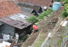 Longsor Tampomas, warga...