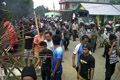 Bawa bambu runcing,...