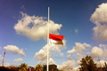 Polisi kibarkan bendera...