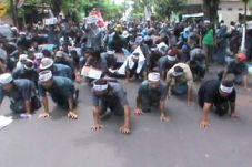 Gaji 2 bulan belum dibayar,...