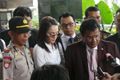 Berkacamata coklat,...