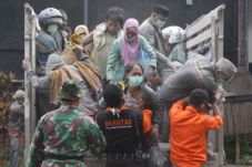 Kelud semburkan gumpalan...