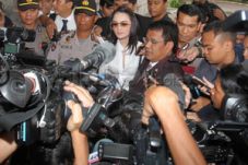 Dipanggil KPK, artis...