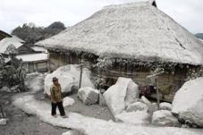 Bersihkan debu Kelud,...
