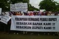 Ratusan ibu-ibu minta...