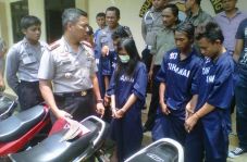 Komplotan ini gunakan...