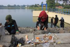 Dikepung perkampungan,...