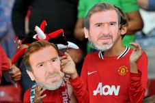 Bawa topeng Cantona,...