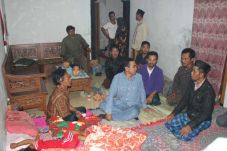 Menginap di rumah warga,...