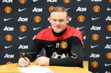 Rooney senang bertahan...