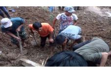 Tiga tewas akibat longsor...