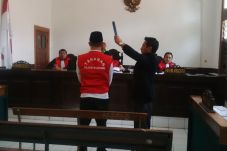 Wawan bacok Sisca Yofie...